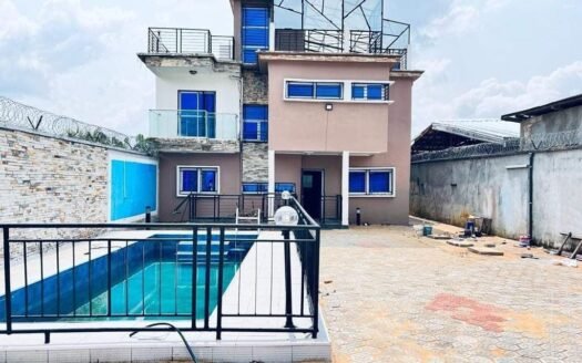 DOUALA 3ᵉ – YATCHIKA : MAGNIFIQUE DUPLEX AVEC PISCINE, 4 CHAMBRES ET 7 DOUCHES, À 100 MILLIONS FCFA